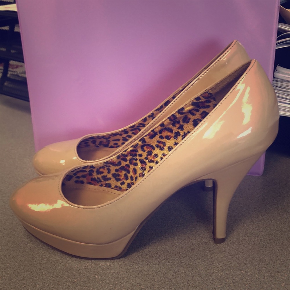 Kenneth Cole nude pumps
